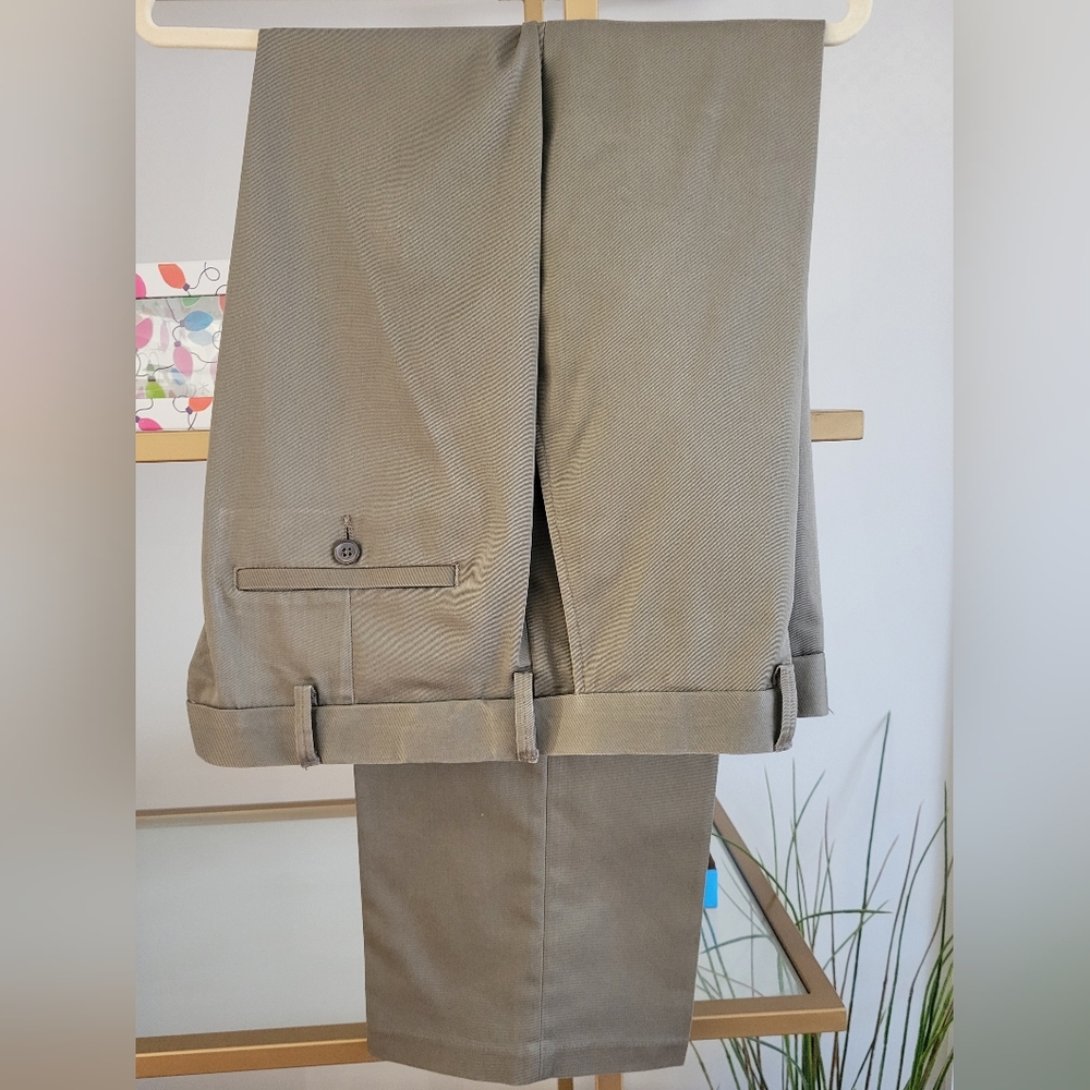 Men's Haggar Classic Fit No Iron Premium Khakis 38 X 32